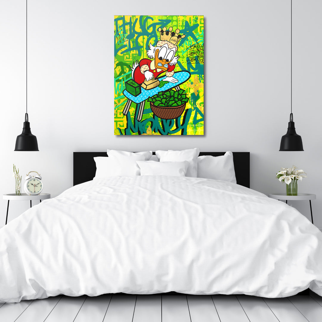 Motivační pop art obraz na plátně s Kačerem Skrblíkem a dolary zavěšený nad postelí v ložnici