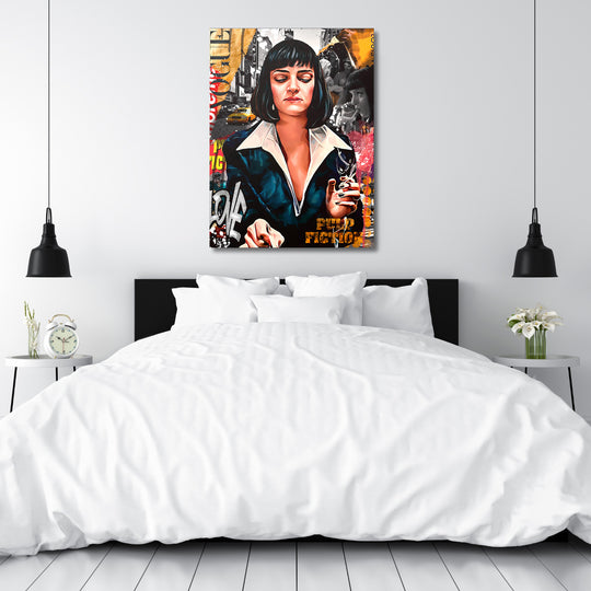 Motivační pop art obraz na plátně s ikonickou postavou z Pulp Fiction zavěšený nad postelí v ložnici