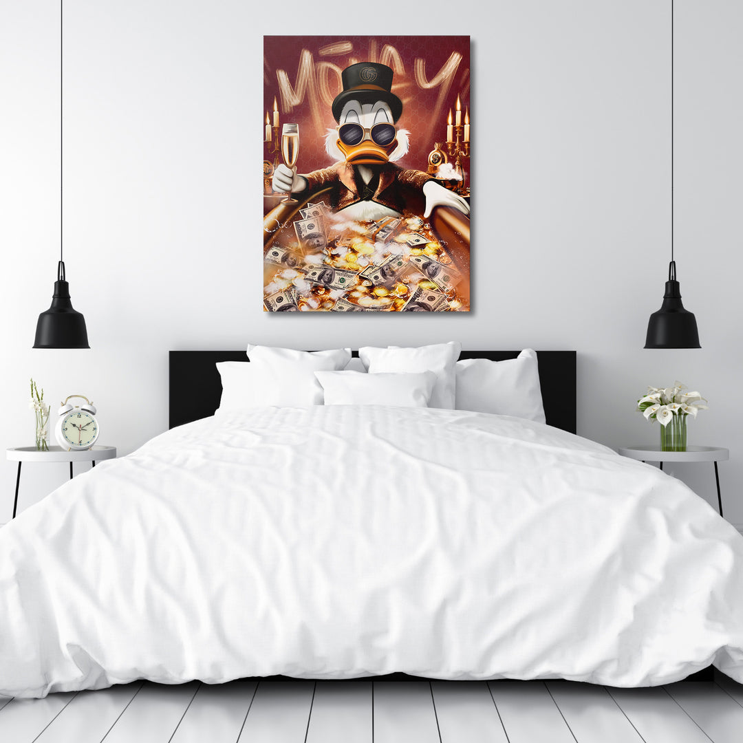 Pop art motivační obraz na plátně s Kačerem Skrblíkem v luxusní vaně plné peněz v moderní ložnici