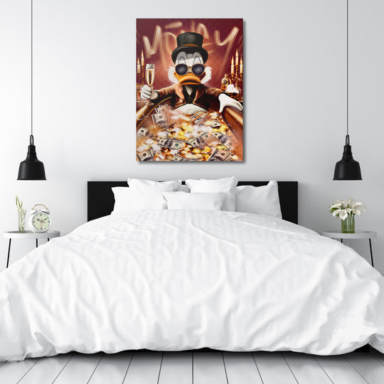 Pop art motivační obraz na plátně s Kačerem Skrblíkem v luxusní vaně plné peněz v moderní ložnici