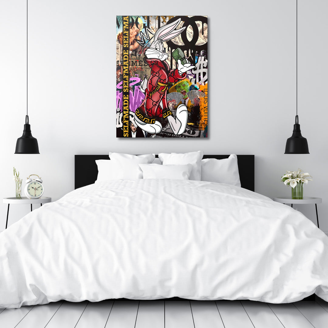Motivační pop art obraz na plátně s graffiti koláží králíka v Gucci obleku a motivem dolarů v ložnici