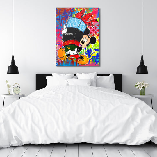 Pop art obraz na zeď do ložnice s Mickey Mousem nesoucím krabice Chanel, Cartier a Dior na graffiti pozadí