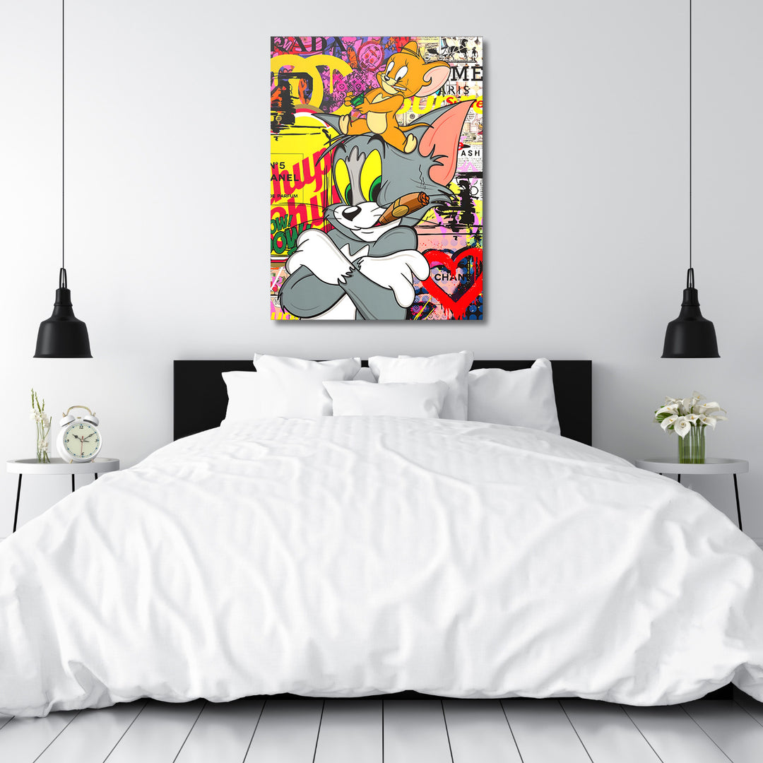 Motivační pop art obraz na plátně s Tomem a Jerrym a graffiti koláží nad postelí v minimalistické ložnici