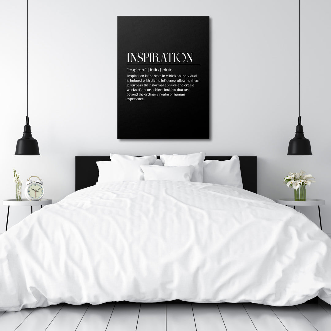 Motivační obraz na zeď s bílým nápisem INSPIRATION v minimalistické ložnici, skandinávský lifestyle