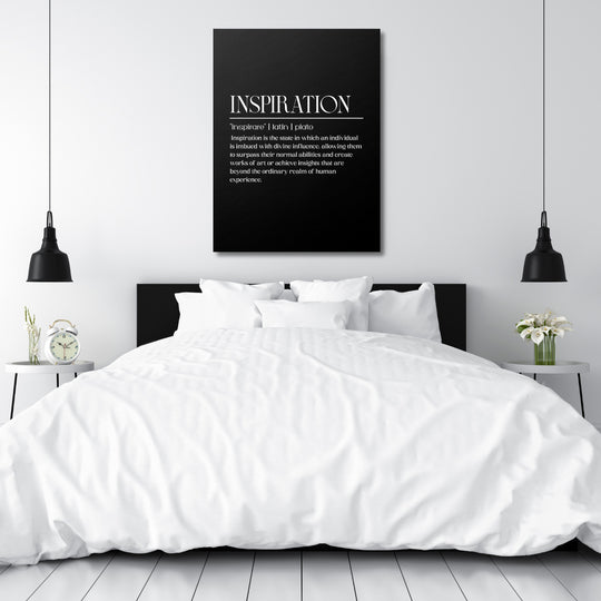Motivační obraz na zeď s bílým nápisem INSPIRATION v minimalistické ložnici, skandinávský lifestyle