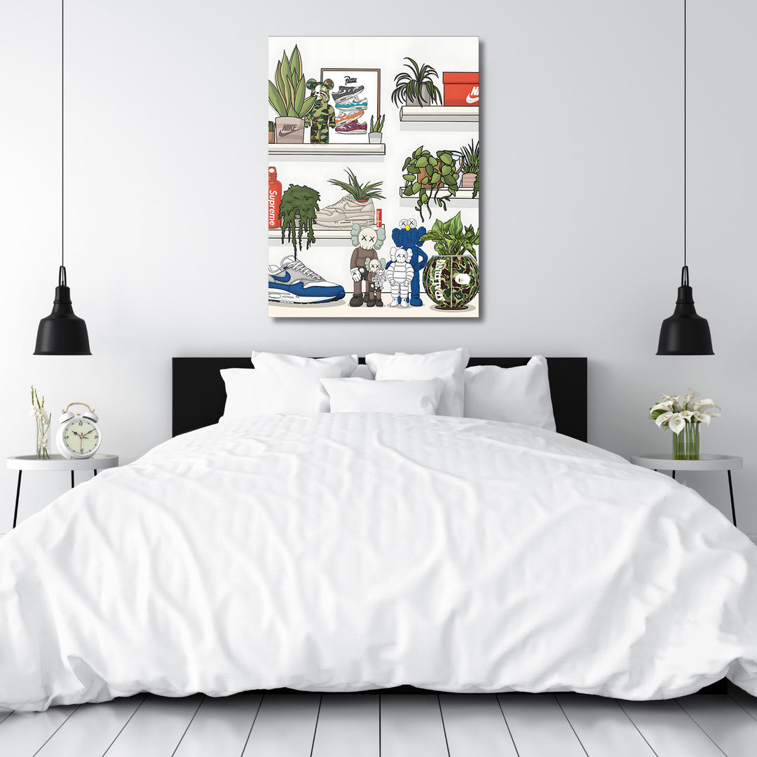 Motivační pop art obraz na zeď do ložnice se sneakers, pokojovými rostlinami a KAWS figurkami nad postelí