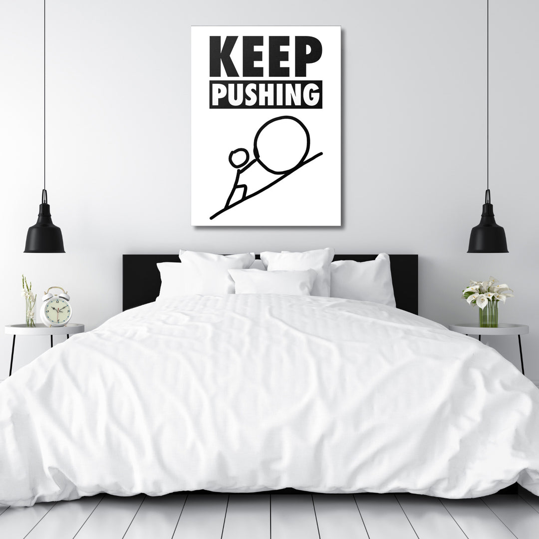 Motivační obraz na zeď s minimalistickým citátem KEEP PUSHING nad postelí v bílé ložnici