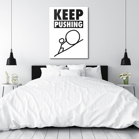 Motivační obraz na zeď s minimalistickým citátem KEEP PUSHING nad postelí v bílé ložnici