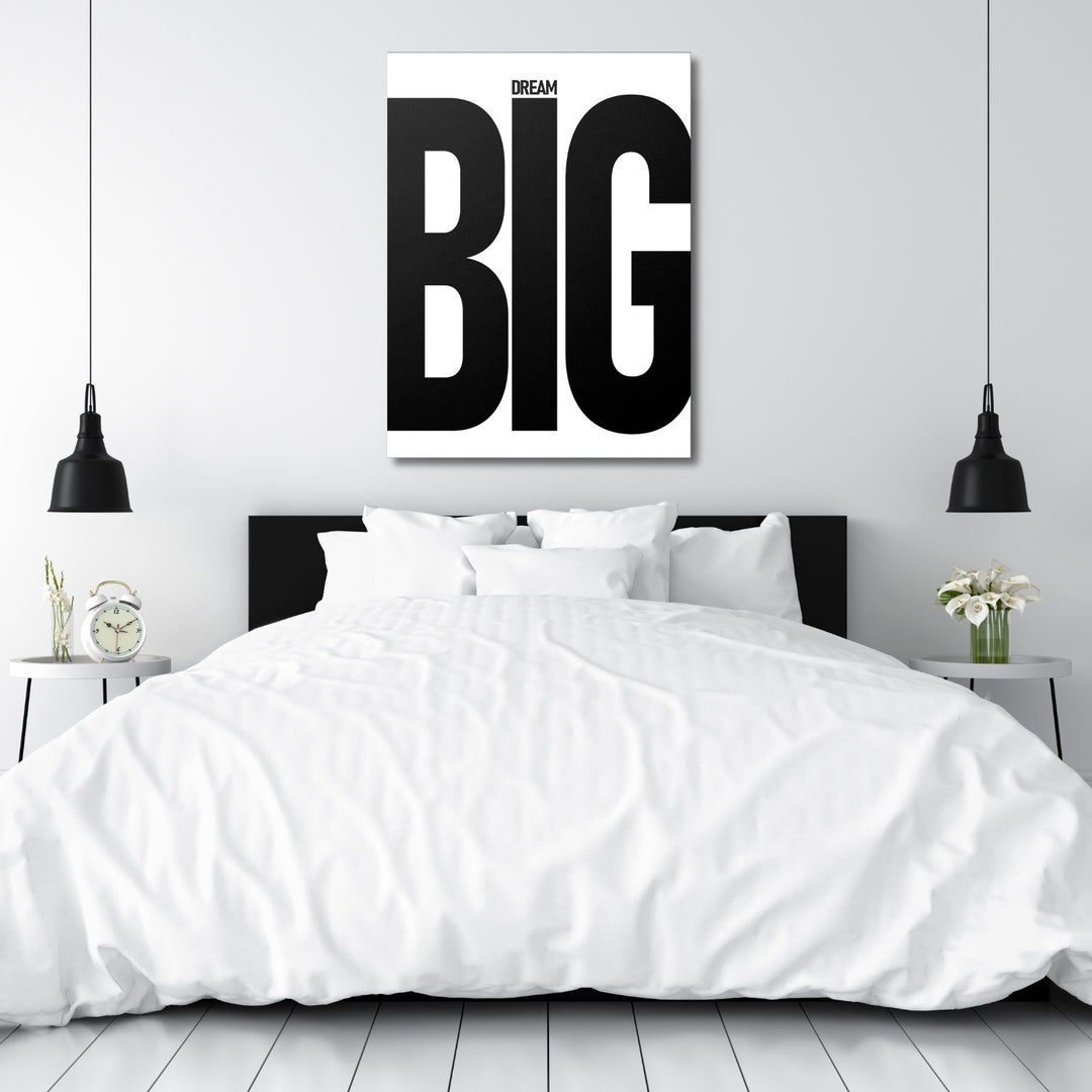 Motivační obraz na plátně DREAM BIG v černobílém provedení nad bílou postelí v minimalistické ložnici