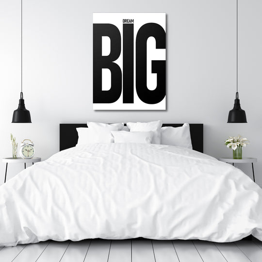 Motivační obraz na plátně DREAM BIG v černobílém provedení nad bílou postelí v minimalistické ložnici