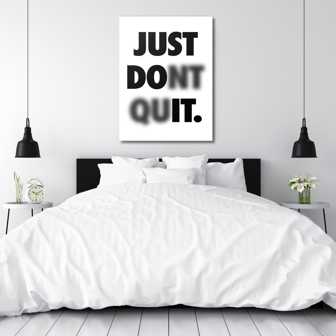 Motivační obraz na zeď s černobílým citátem nad postelí v minimalistické ložnici