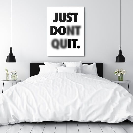 Motivační obraz na zeď s černobílým citátem nad postelí v minimalistické ložnici