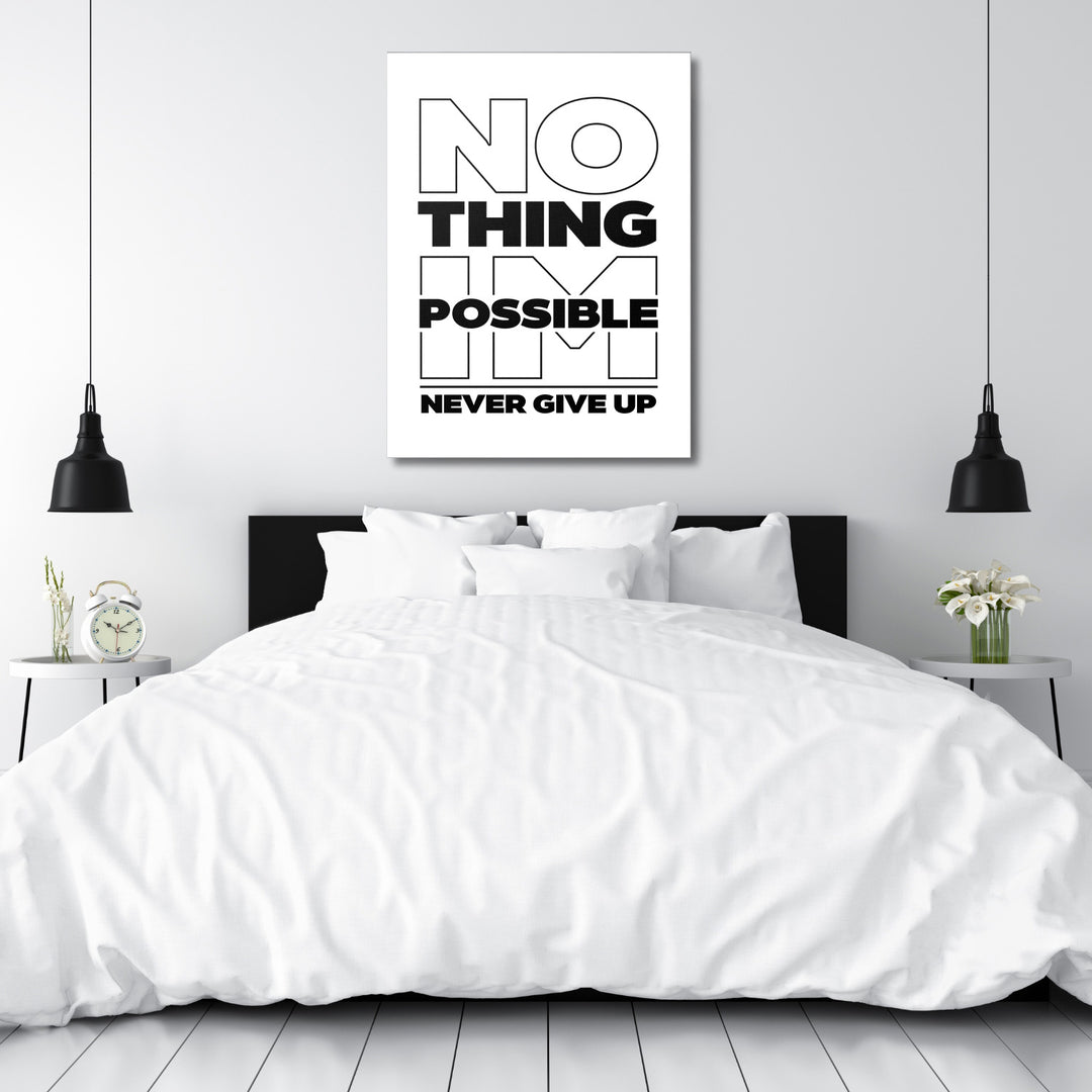 Motivační obraz na plátně s černobílým citátem „NO THING IM POSSIBLE NEVER GIVE UP“ zavěšený nad postelí v ložnici