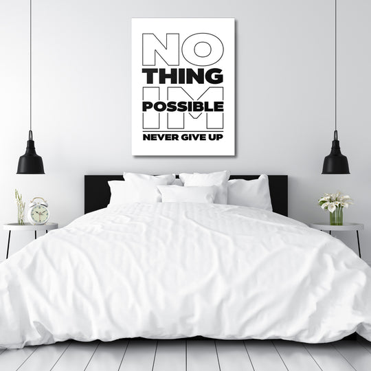 Motivační obraz na plátně s černobílým citátem „NO THING IM POSSIBLE NEVER GIVE UP“ zavěšený nad postelí v ložnici