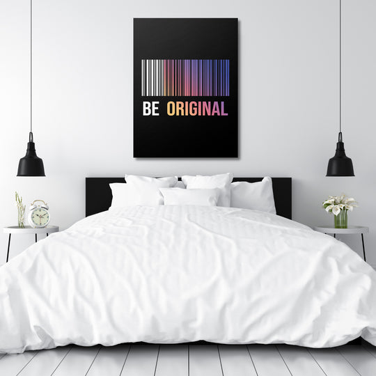 Motivační obraz na plátně s čárovým kódem a citátem Be Original nad postelí v minimalistické ložnici
