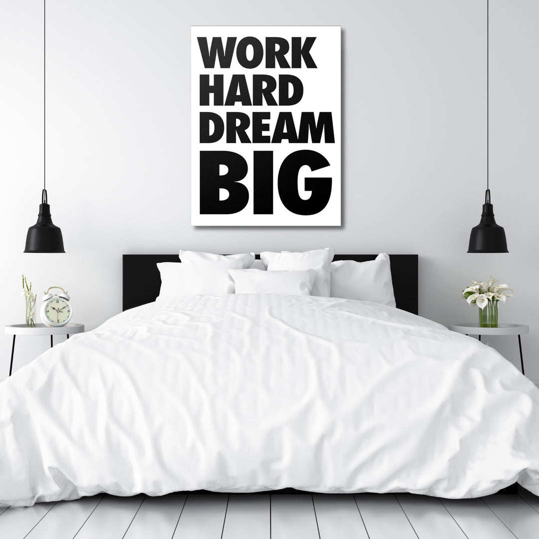 Motivační obraz na zeď do ložnice, černobílý citát Work Hard Dream Big v minimalistickém designu