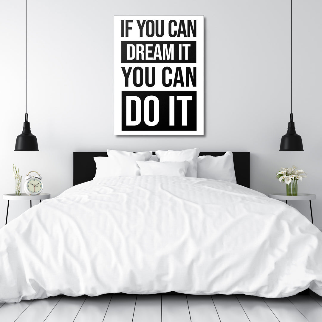 Motivační obraz na plátně s černobílým citátem nad postelí v minimalistické moderní ložnici