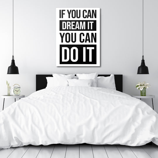 Motivační obraz na plátně s černobílým citátem nad postelí v minimalistické moderní ložnici