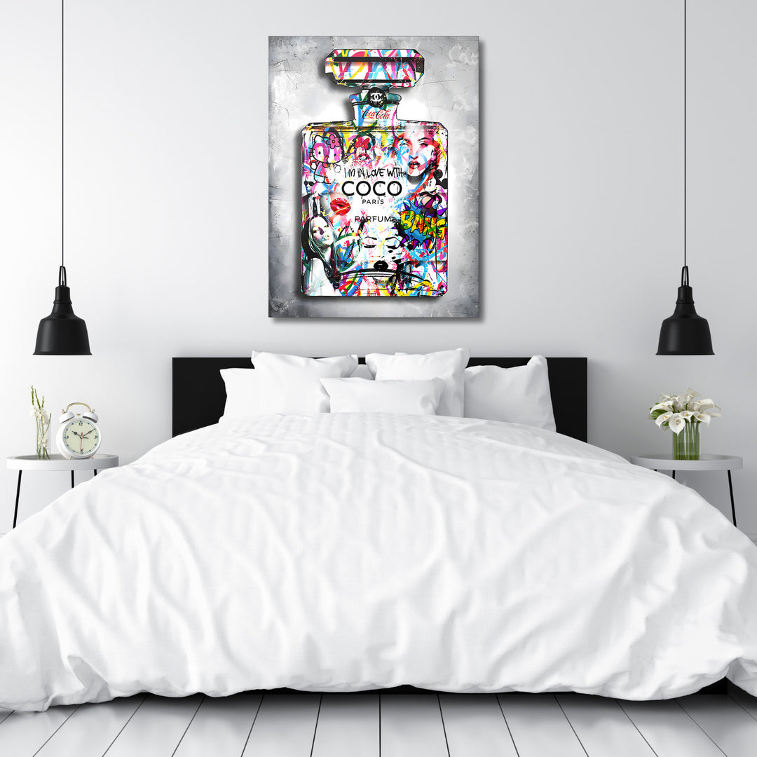 Motivační pop art obraz na plátně s lahví Coco a graffiti motivem v moderní ložnici