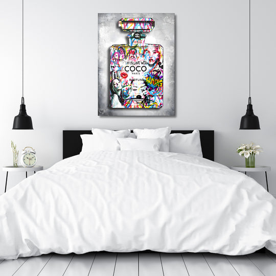 Motivační pop art obraz na plátně s lahví Coco a graffiti motivem v moderní ložnici