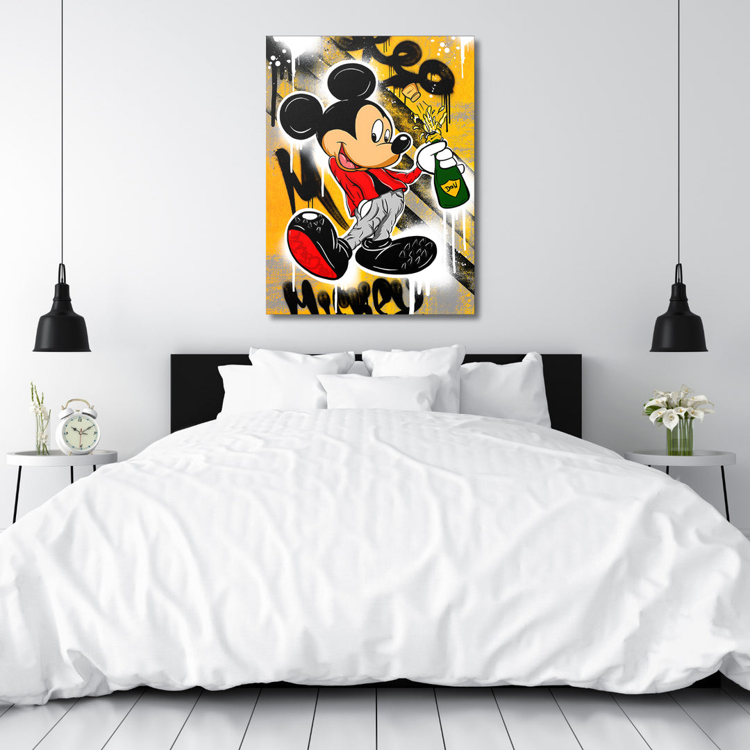 Motivační pop art obraz na plátně s kreslenou myší a šampaňským, výrazná street art grafika nad postelí