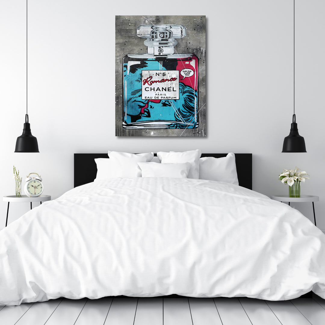 Motivační pop art obraz na plátně Chanel Romance v ložnici, flakón parfému a líbající se siluety