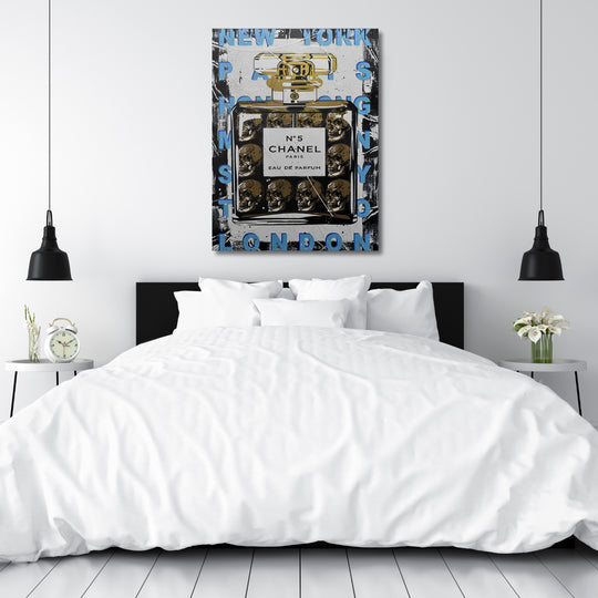 Pop art obraz Chanel No 5 s lebkami v černo‑bílé minimalistické ložnici
