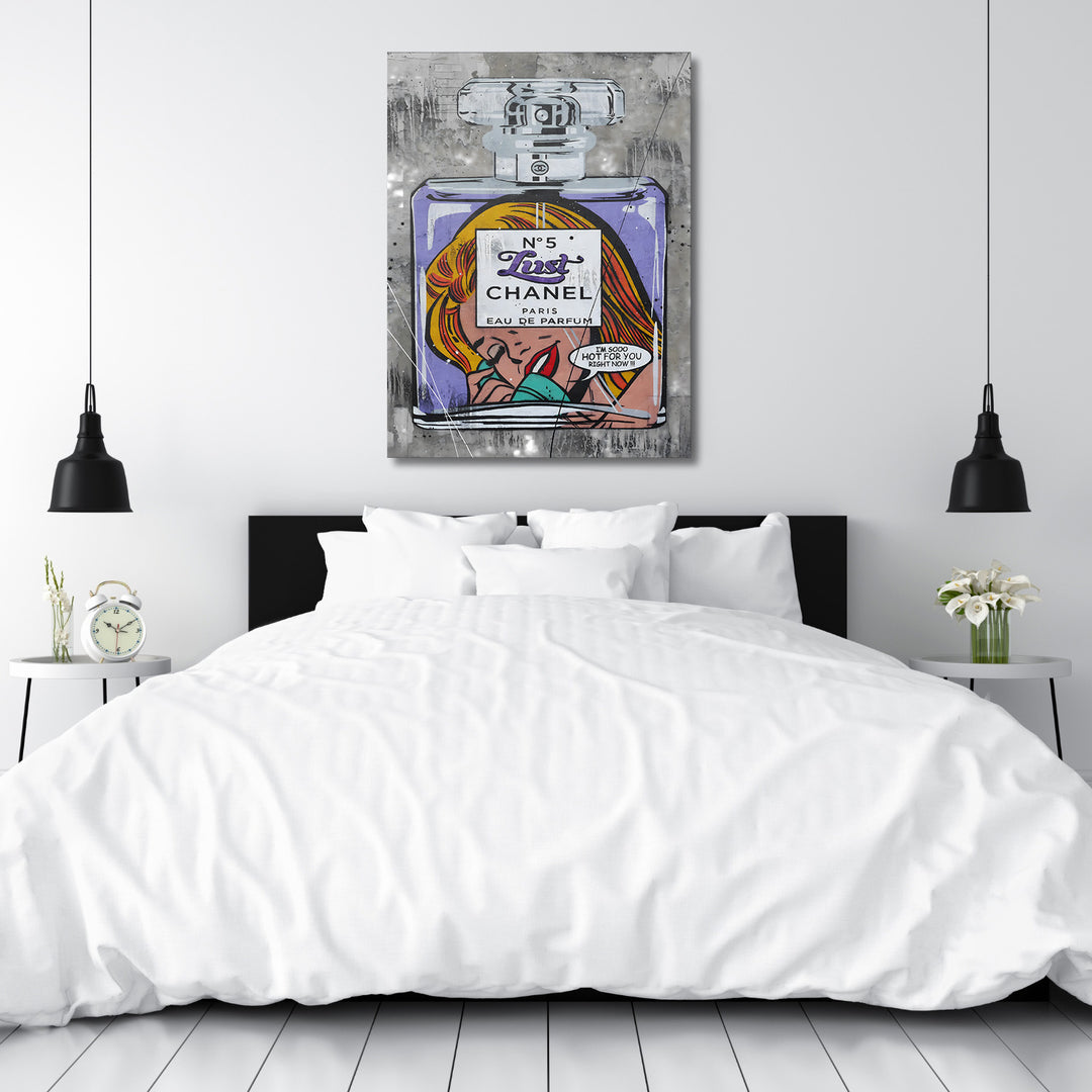 Pop art obraz na plátně v ložnici s flakonem parfému Chanel a ženskou siluetou jako motivační dekorace