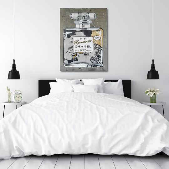 Pop art obraz na zeď do ložnice s lahví parfému Chanel a líbajícím se párem, moderní lifestyle motiv