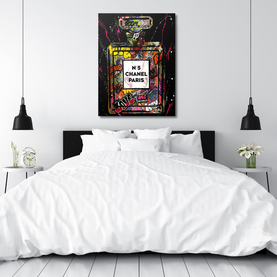 Pop art obraz Chanel No.5 s graffiti nad postelí v minimalistické ložnici, moderní motivační obraz na zeď