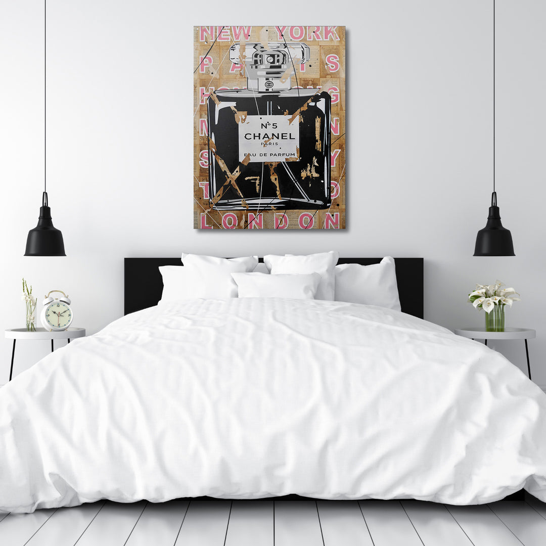 Pop art obraz Chanel No. 5 s nápisy New York, Paříž, Londýn jako motivační obraz do ložnice