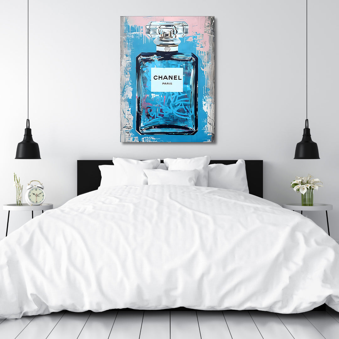 Motivační pop art obraz na zeď do ložnice s modrou lahví parfému Chanel v moderním luxusním stylu