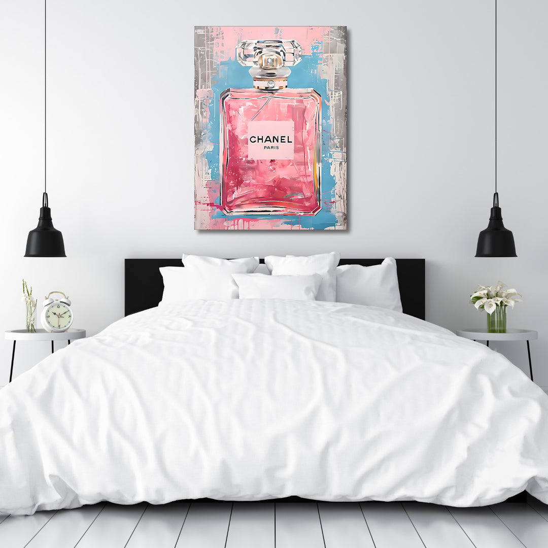 Pop art obraz na zeď do ložnice s růžovým parfémovým flakonem nad manželskou postelí