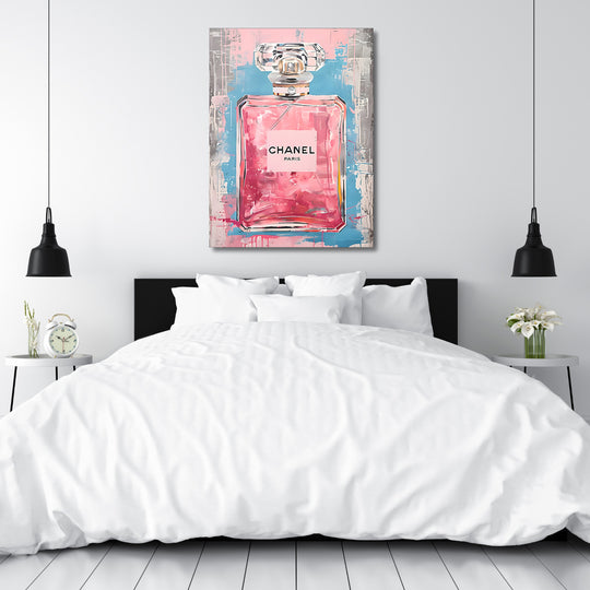 Pop art obraz na zeď do ložnice s růžovým parfémovým flakonem nad manželskou postelí