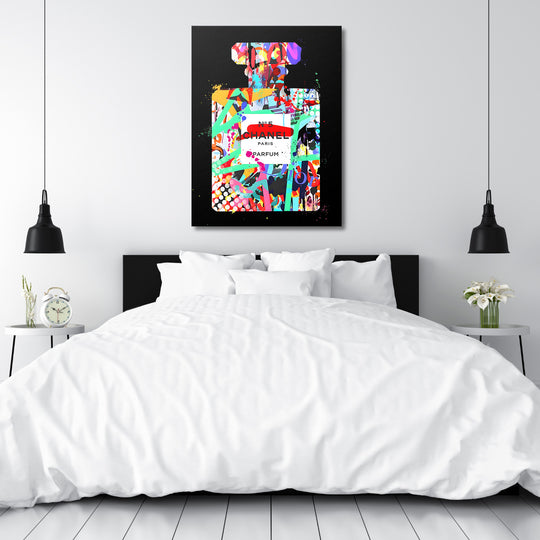 Pop art obraz parfémové lahve na plátně jako motivační obraz v bílé minimalistické ložnici