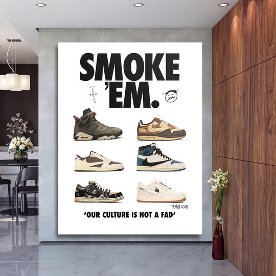 Pop art obraz na plátně v obýváku s nápisem „Smoke ’Em“ a šesti barevnými teniskami Nike