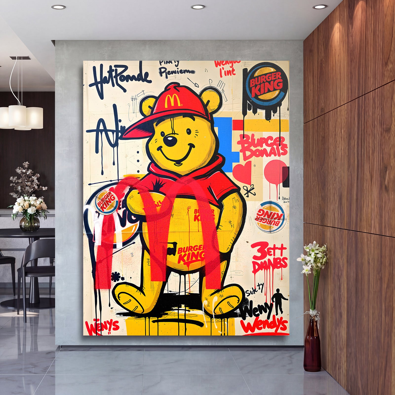 Pop art obraz na zeď s graffiti medvídkem v kšiltovce a logy fast food v moderním obývacím pokoji