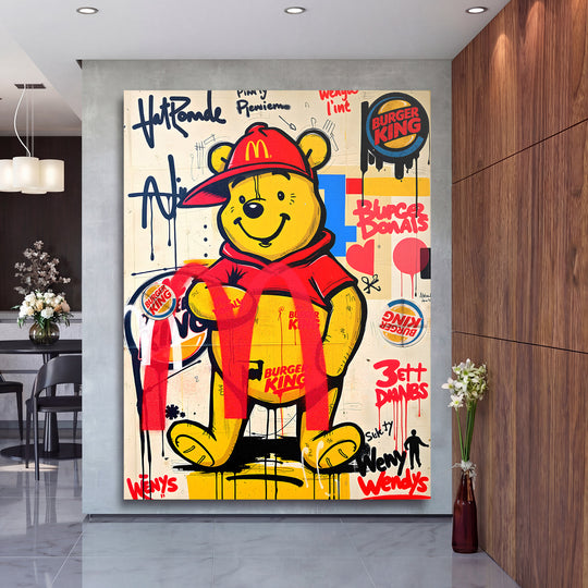 Pop art obraz na zeď s graffiti medvídkem v kšiltovce a logy fast food v moderním obývacím pokoji