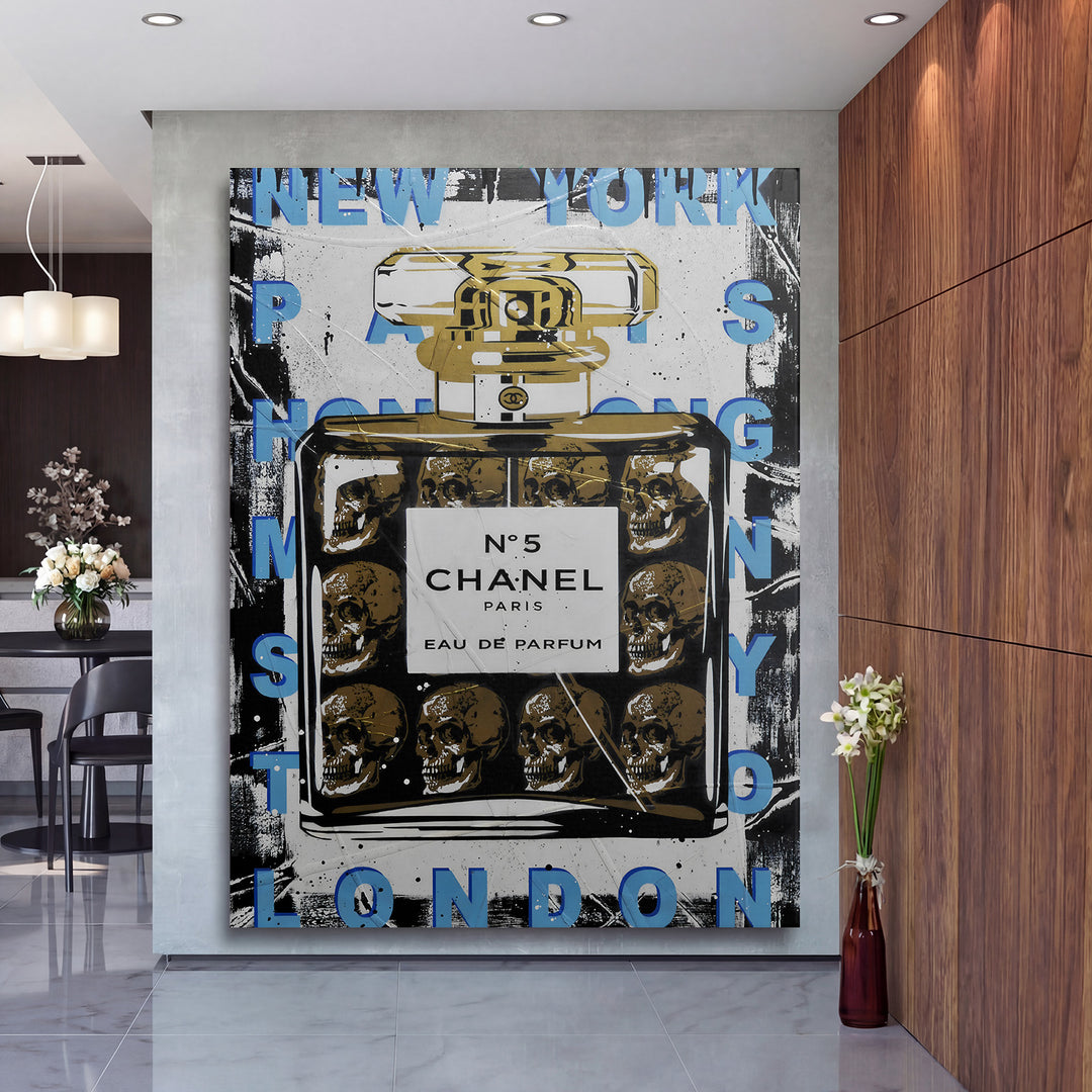 Pop art obraz na zeď s lahví Chanel N°5 a lebkami v moderním interiéru