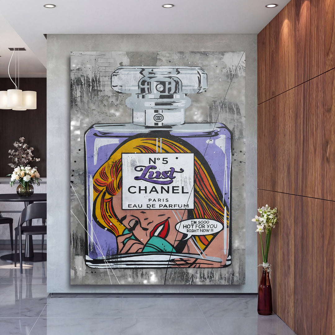 Luxusní pop art obraz na plátně s lahví parfému Chanel a ženou, zavěšený v moderní hale