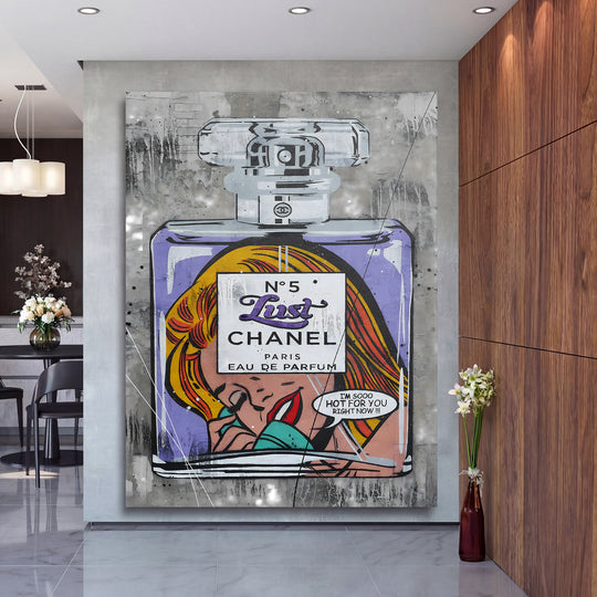 Luxusní pop art obraz na plátně s lahví parfému Chanel a ženou, zavěšený v moderní hale