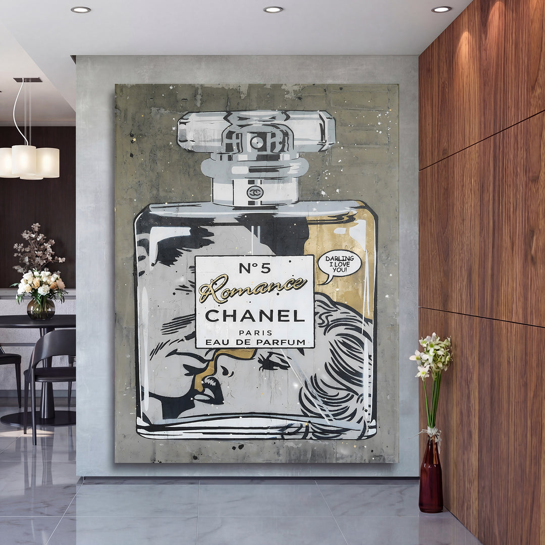 Luxusní pop art obraz na plátně s lahví parfému Chanel na betonové stěně