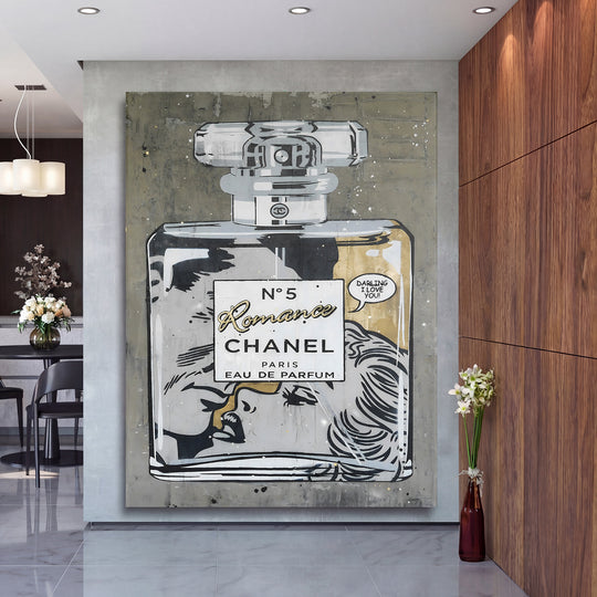 Luxusní pop art obraz na plátně s lahví parfému Chanel na betonové stěně