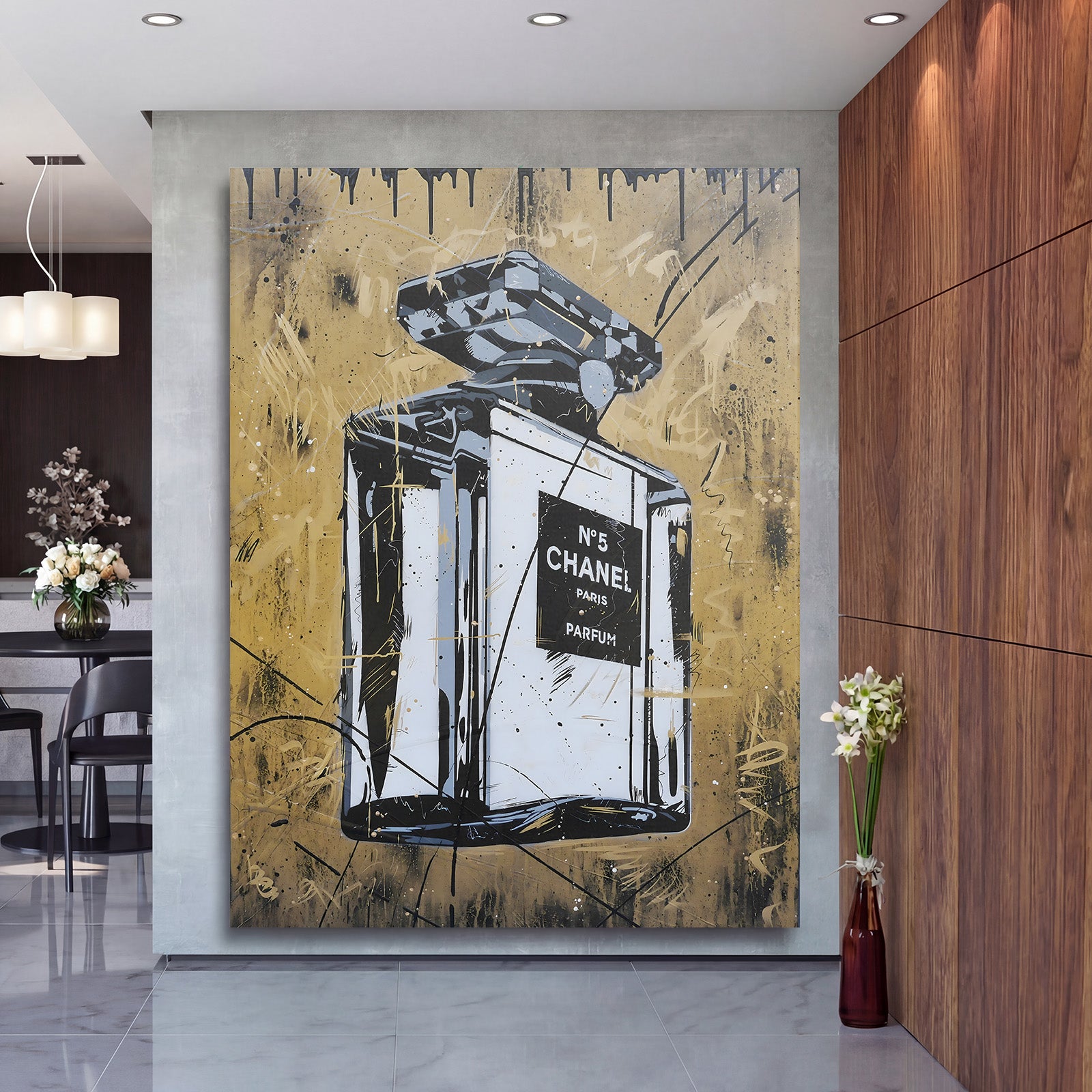 Luxusní pop art obraz na plátně s lahví parfému ve street-art stylu v moderní kanceláři
