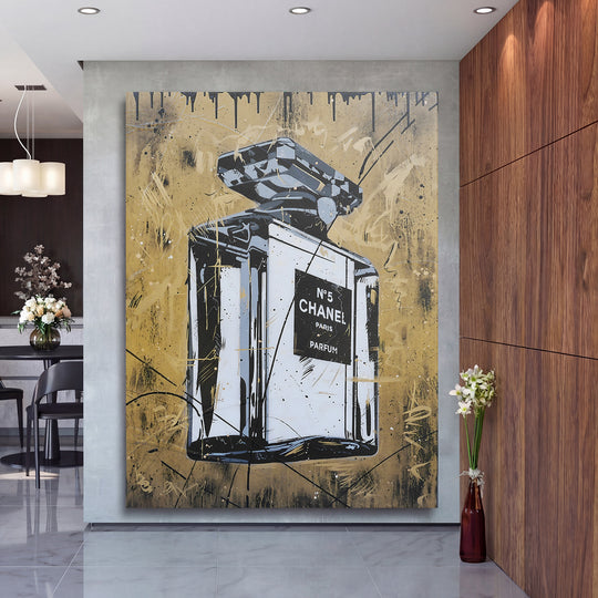 Luxusní pop art obraz na plátně s lahví parfému ve street-art stylu v moderní kanceláři