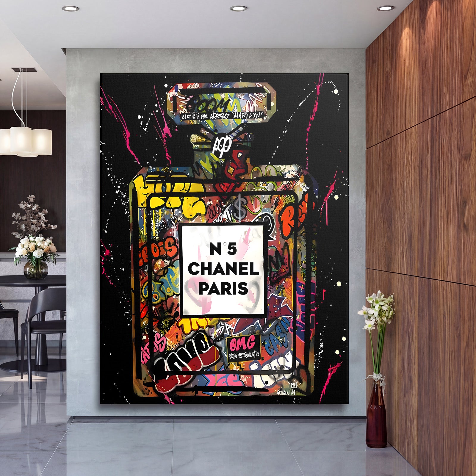 Motivační obraz na plátně s pop art graffiti lahví Chanel No.5 v moderním interiéru