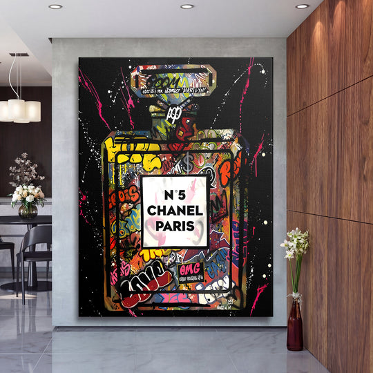 Motivační obraz na plátně s pop art graffiti lahví Chanel No.5 v moderním interiéru