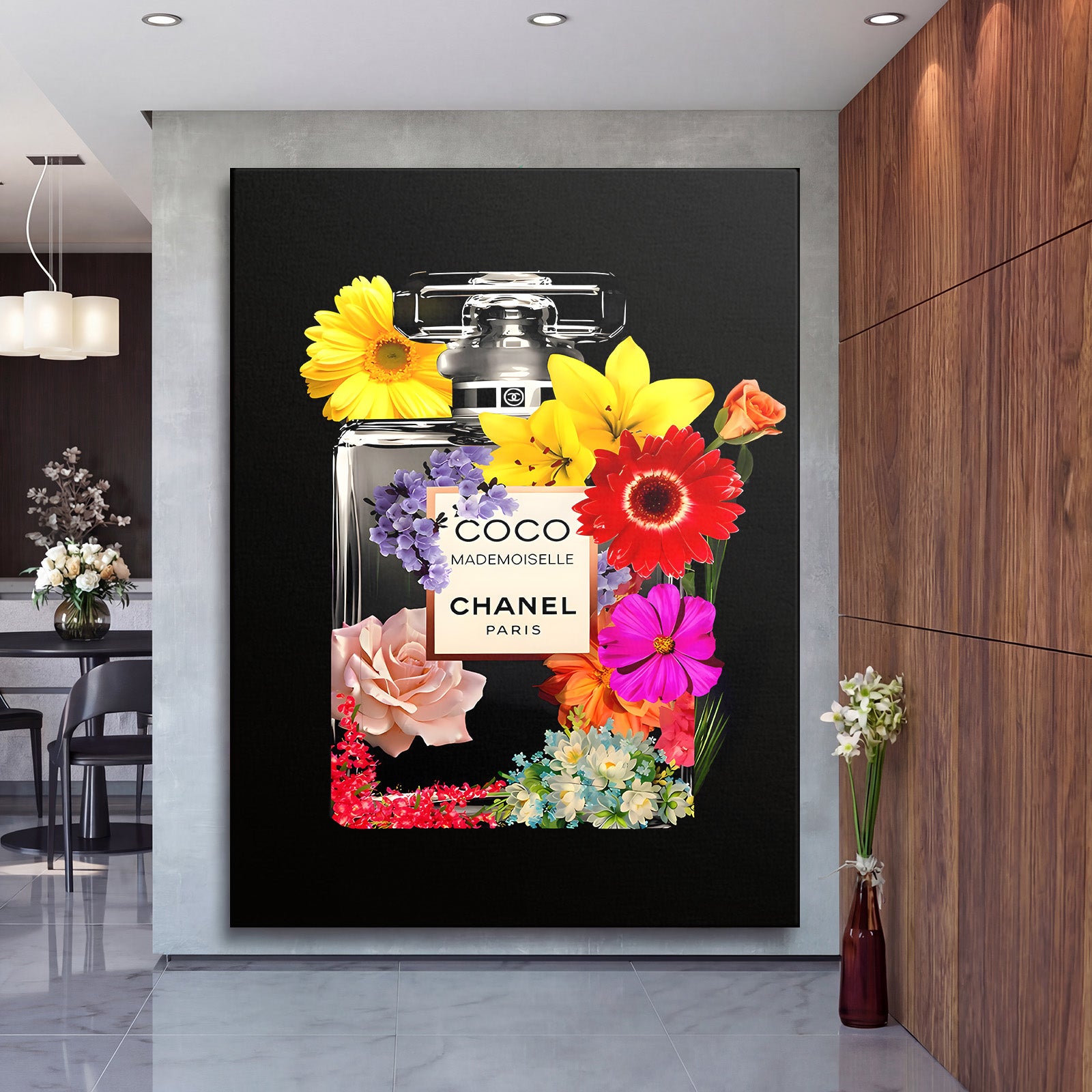 Pop art obraz parfémové lahve s květinami zavěšený v elegantním moderním interiéru