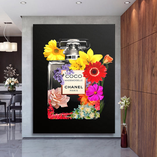 Pop art obraz parfémové lahve s květinami zavěšený v elegantním moderním interiéru