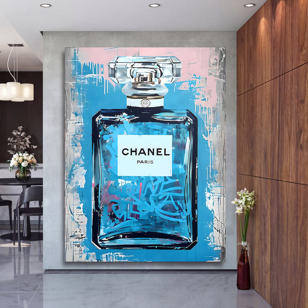 Pop art obraz Chanel parfému v modré graffiti grafice, moderní obraz na zeď v elegantní hale